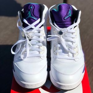 Jordan 5 grapes retro ! Hardly worn